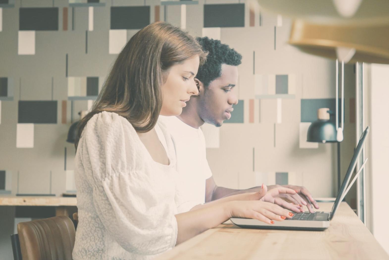 Session de formation en communication d'affaires avec documents et outils de travail