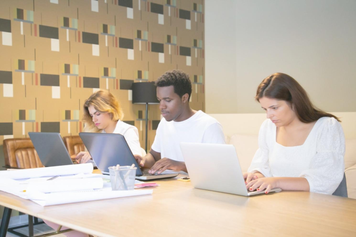 Équipe travaillant sur une stratégie de communication d'affaires personnalisée