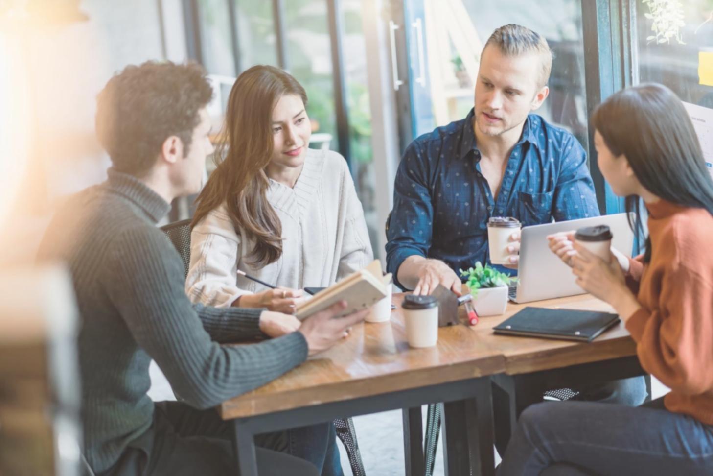 Consultant analysant des documents financiers lors d'un audit stratégique