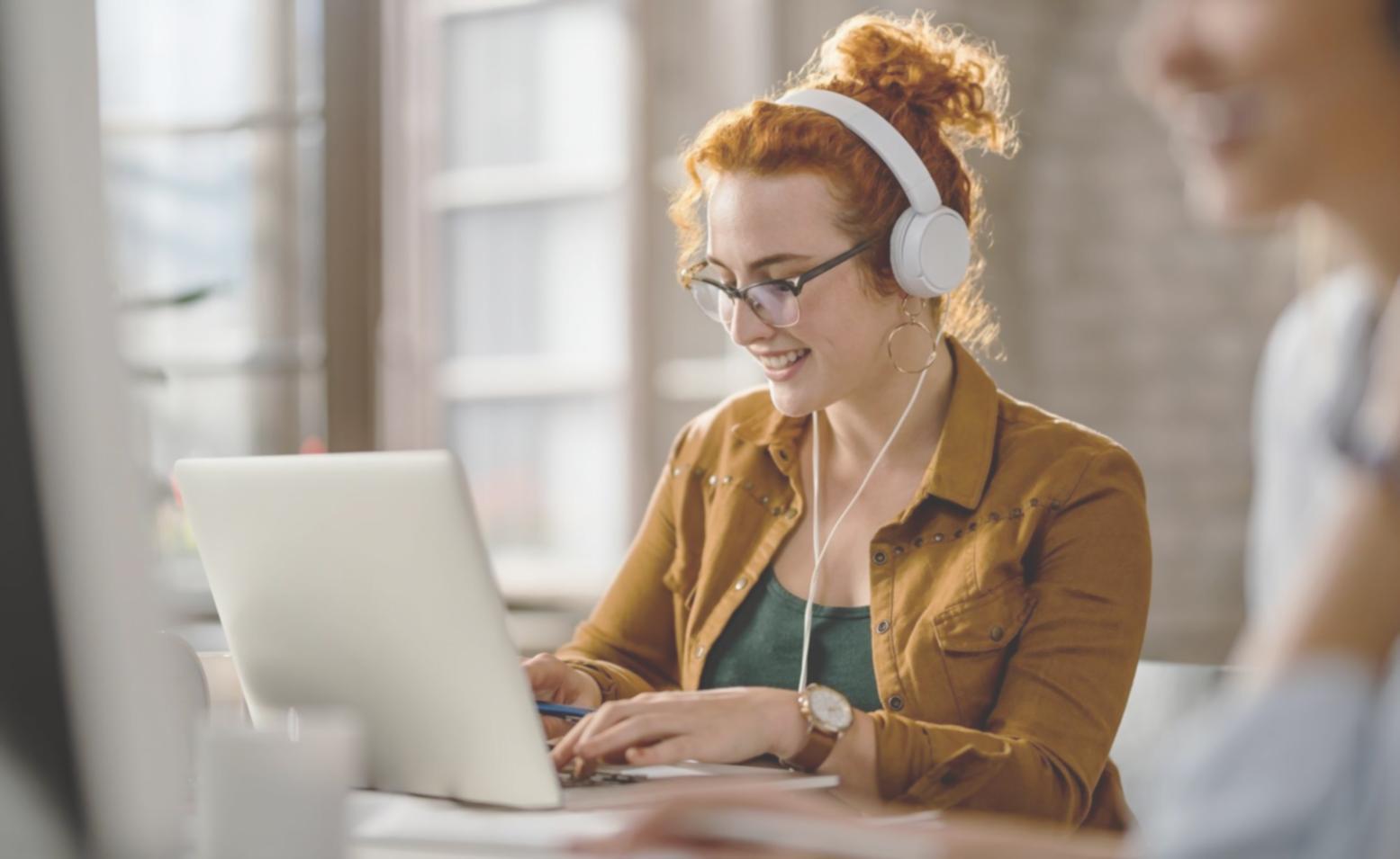 Salle de formation moderne avec équipements technologiques