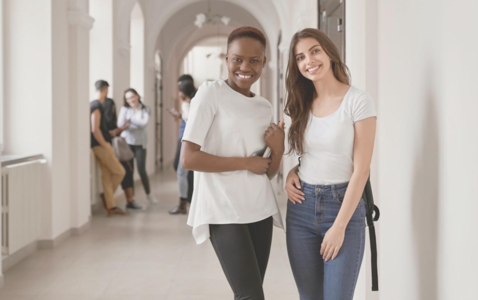 Professionnel analysant des données financières dans un environnement de bureau moderne