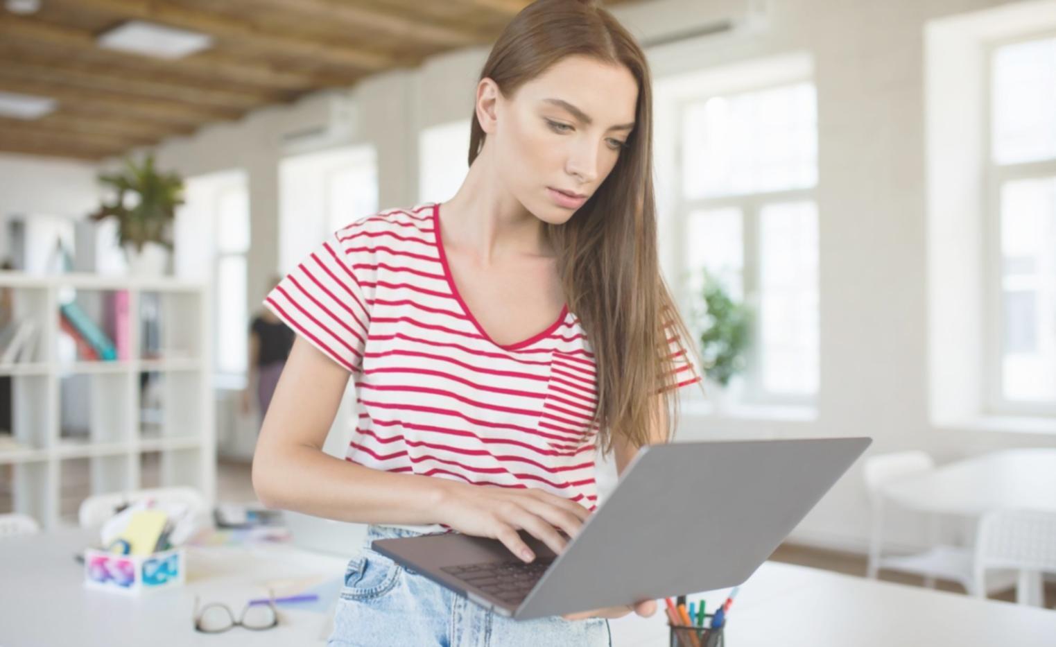 Session de formation interactive avec participants engagés dans des exercices pratiques